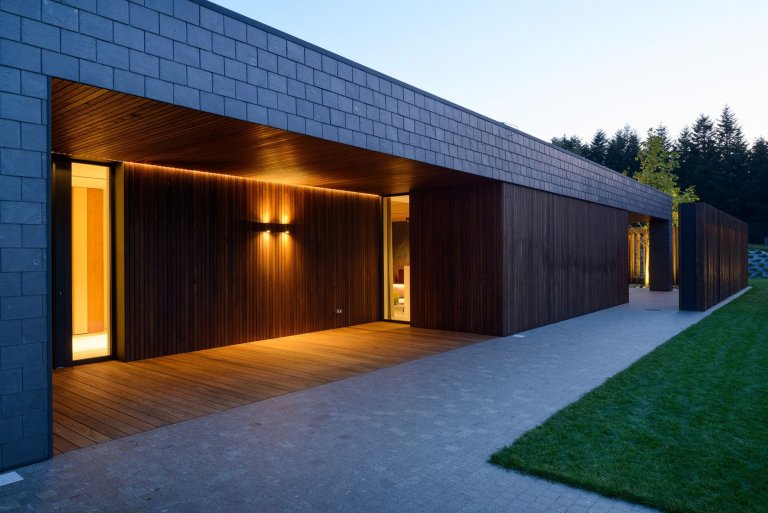 Jednoduchý dům s bazénem v Beskydech