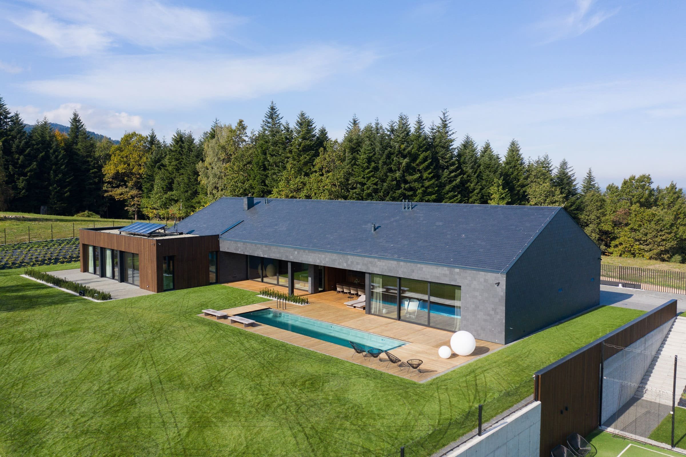 Jednoduchý dům s bazénem v Beskydech