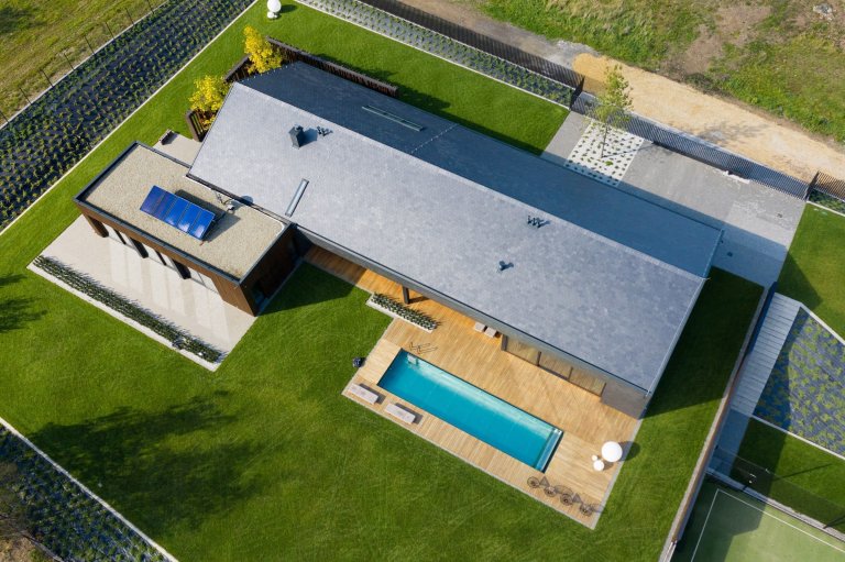 Jednoduchý dům s bazénem v Beskydech