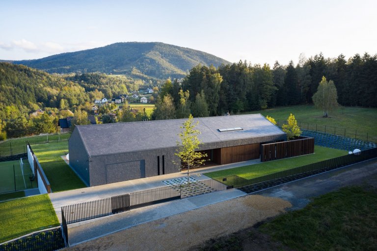 Jednoduchý dům s bazénem v Beskydech