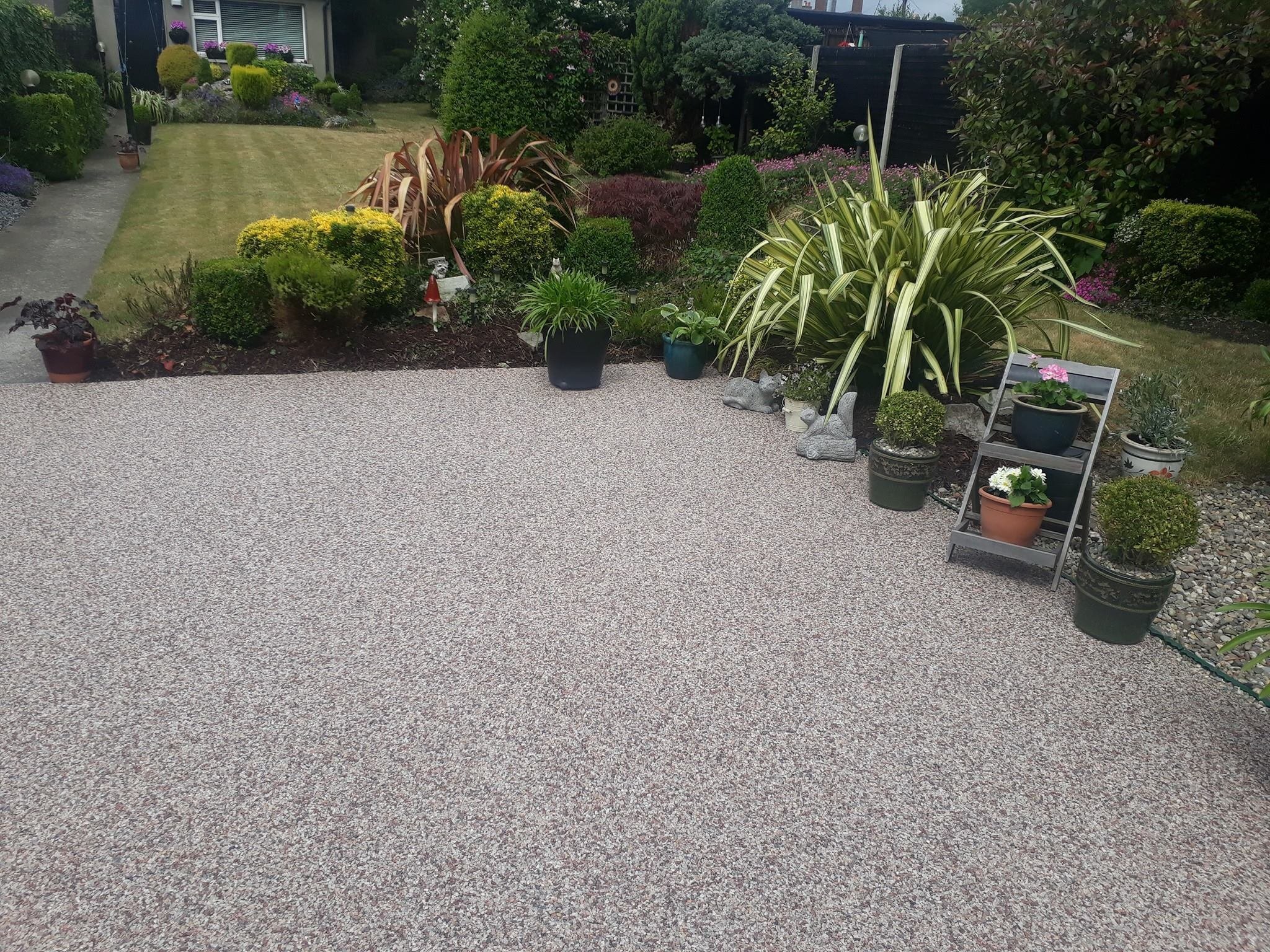 Kamenný koberec při renovaci starých ploch a kolem bazénu