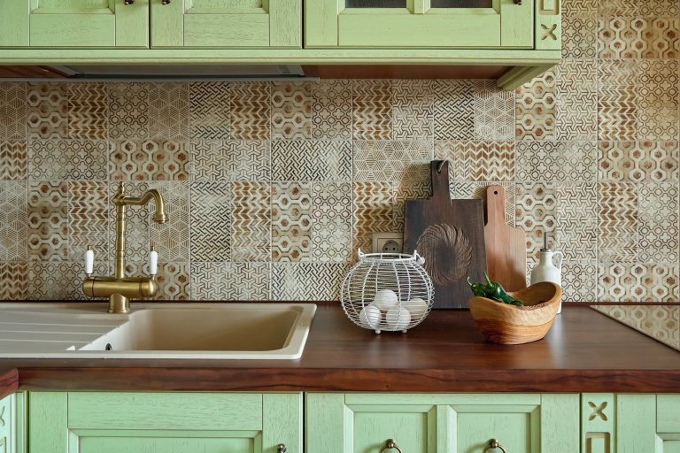 Kouzelný byt se světle zelenou kuchyní