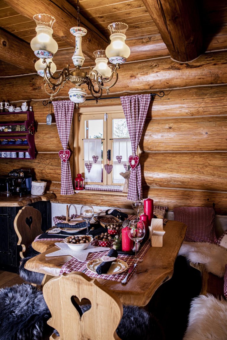 Kouzelný srub na samotě o vánočním čase