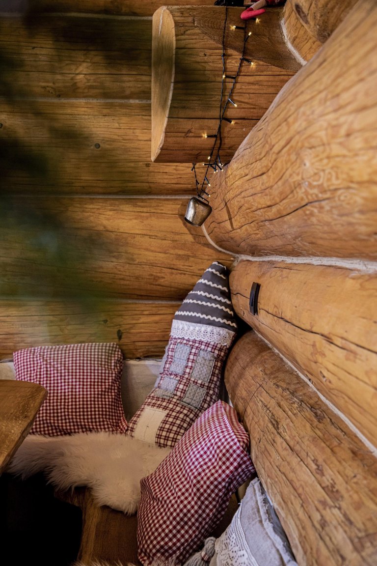 Kouzelný srub na samotě o vánočním čase