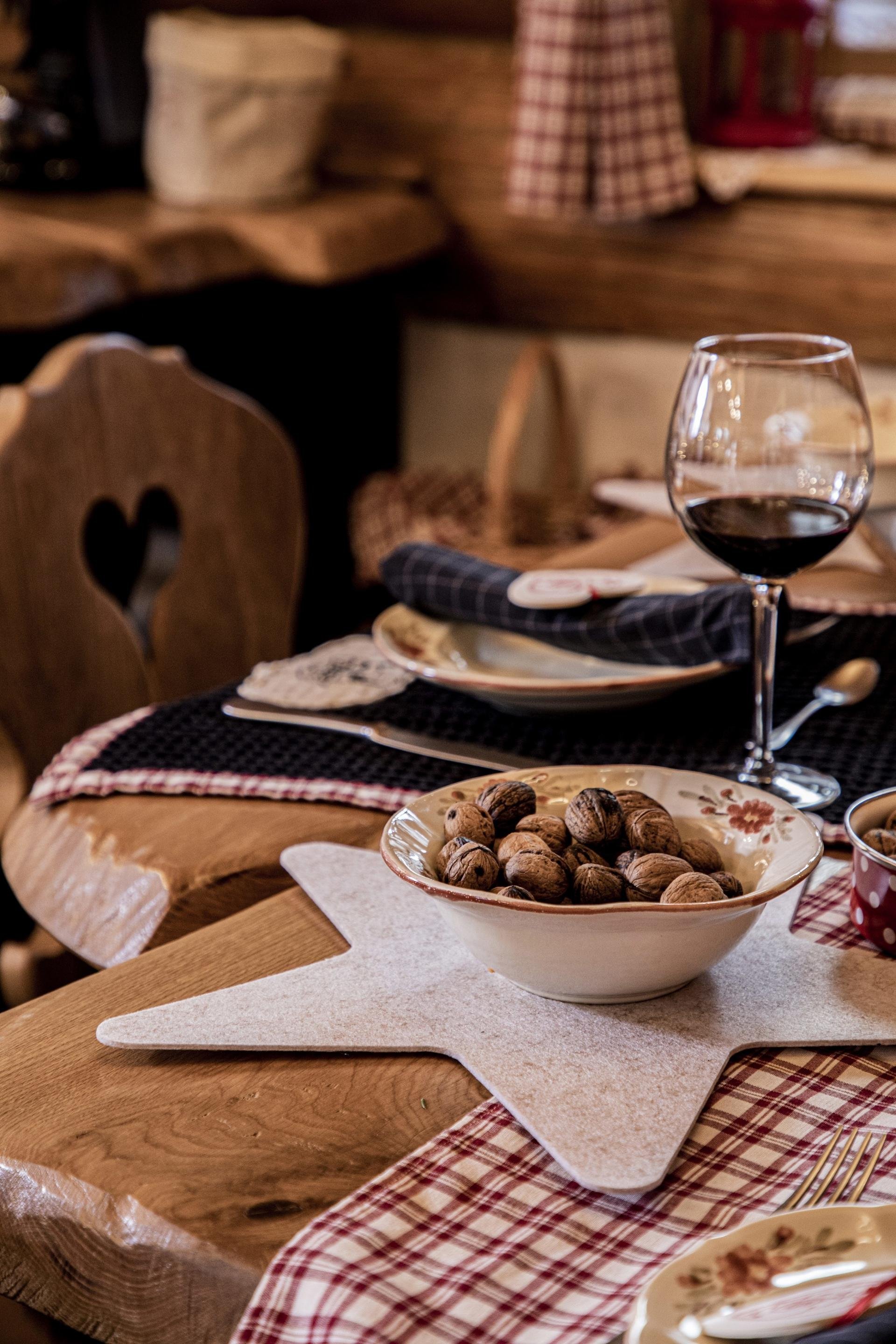 Kouzelný srub na samotě o vánočním čase