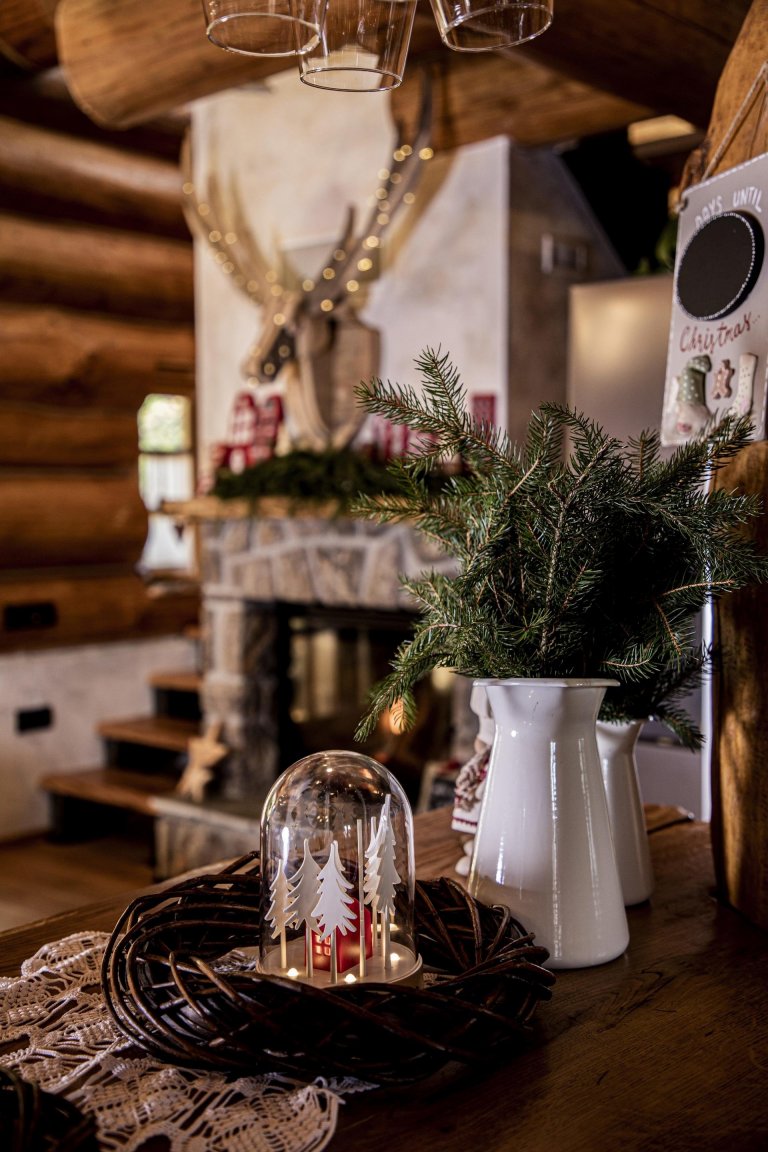 Kouzelný srub na samotě o vánočním čase