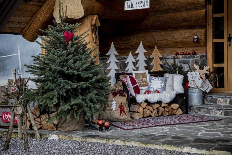 Kouzelný srub na samotě o vánočním čase