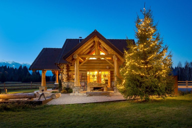 Kouzelný srub na samotě o vánočním čase