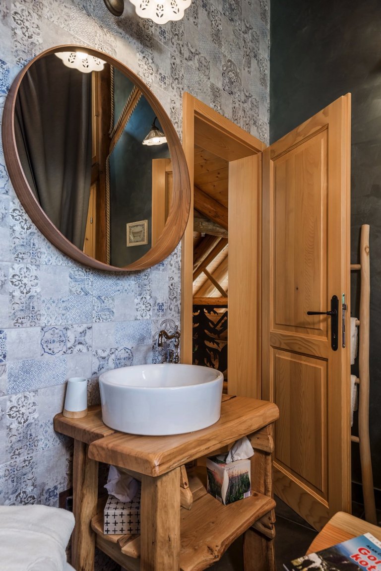 Kouzelný srub na samotě o vánočním čase