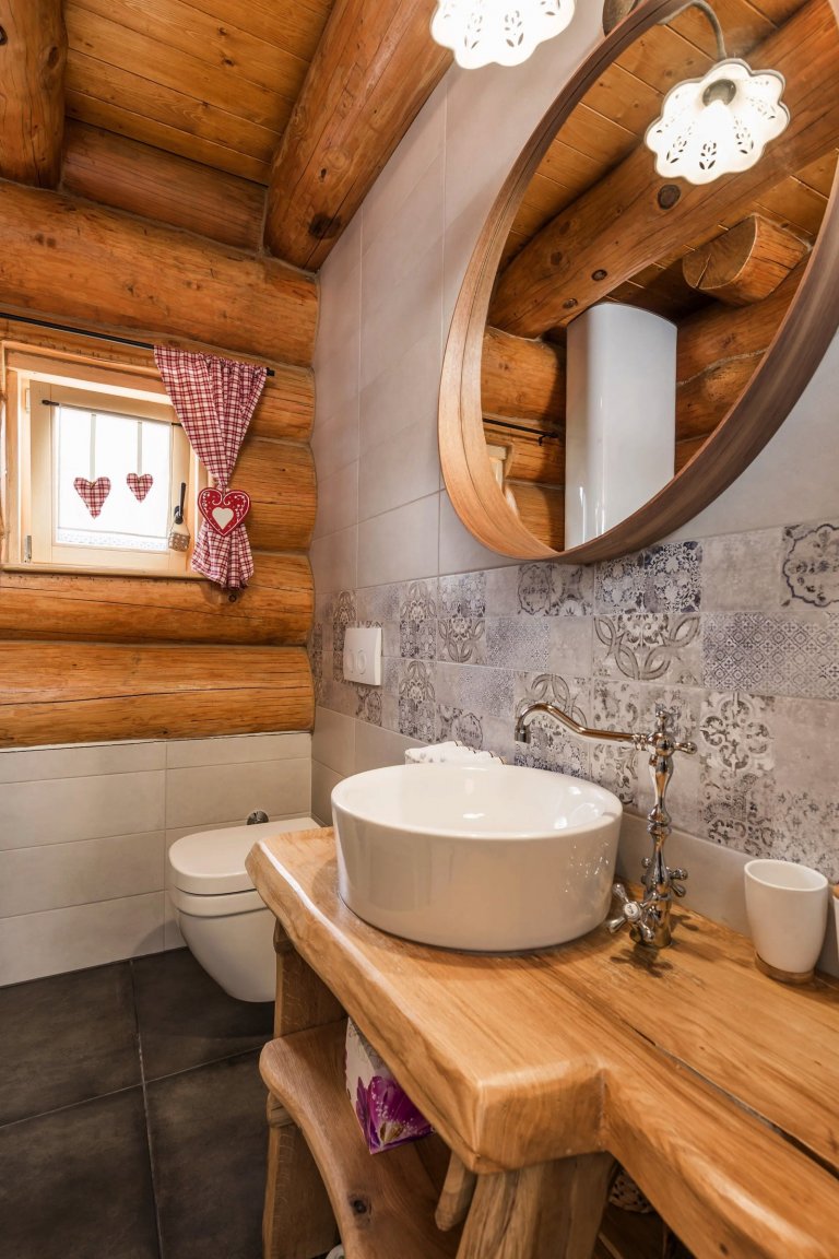 Kouzelný srub na samotě o vánočním čase