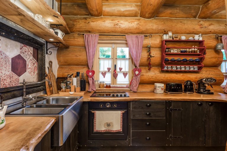 Kouzelný srub na samotě o vánočním čase