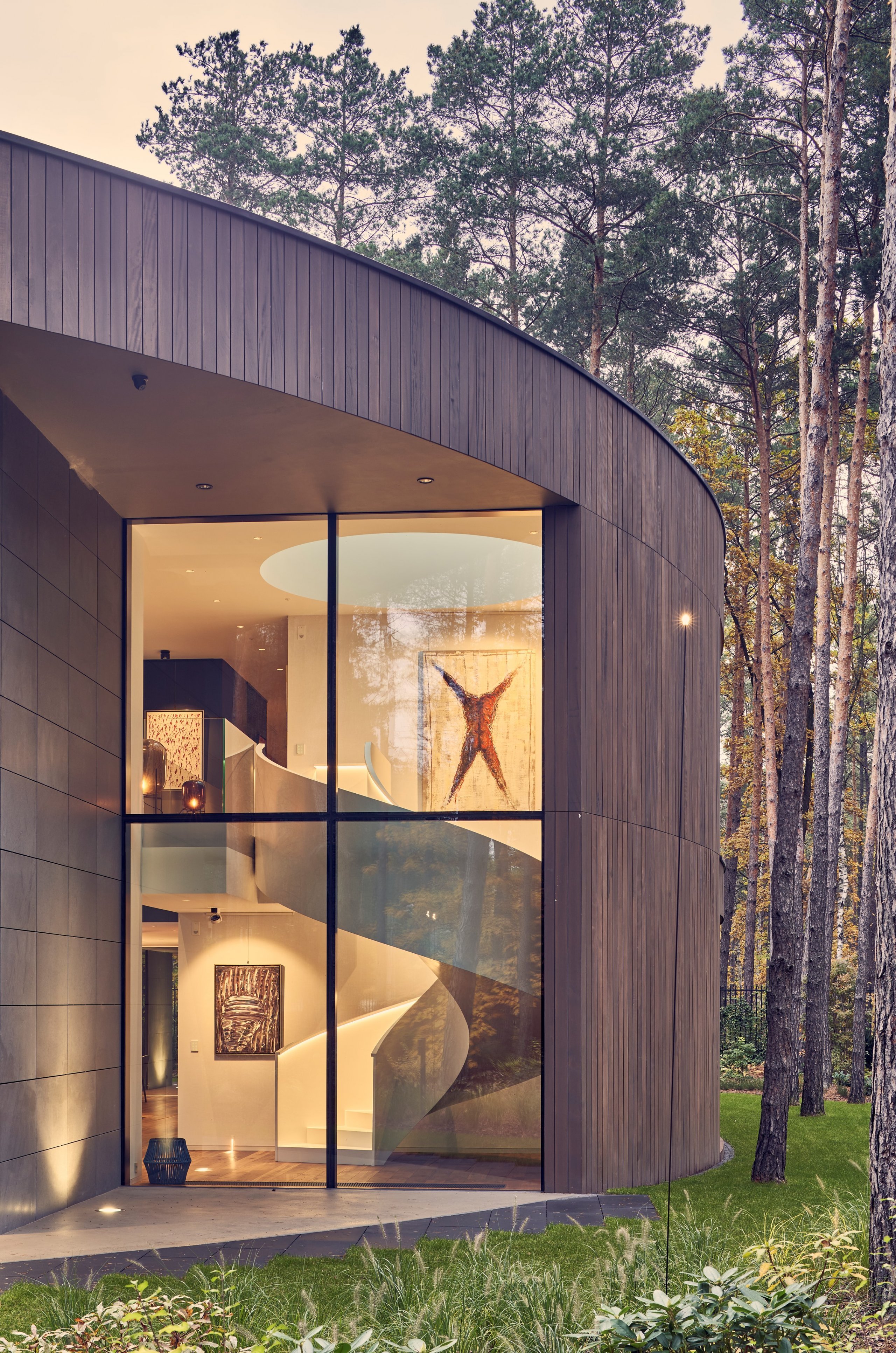 Kulatý dům uprostřed lesa