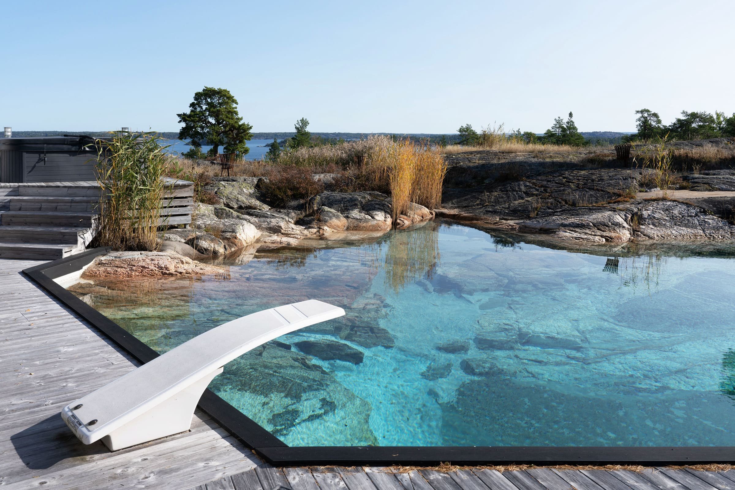 Luxusní dům s bazénem ve skále