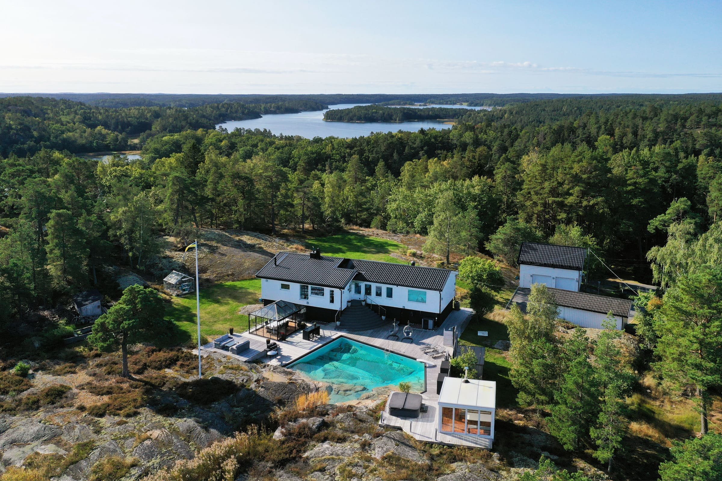 Luxusní dům s bazénem ve skále