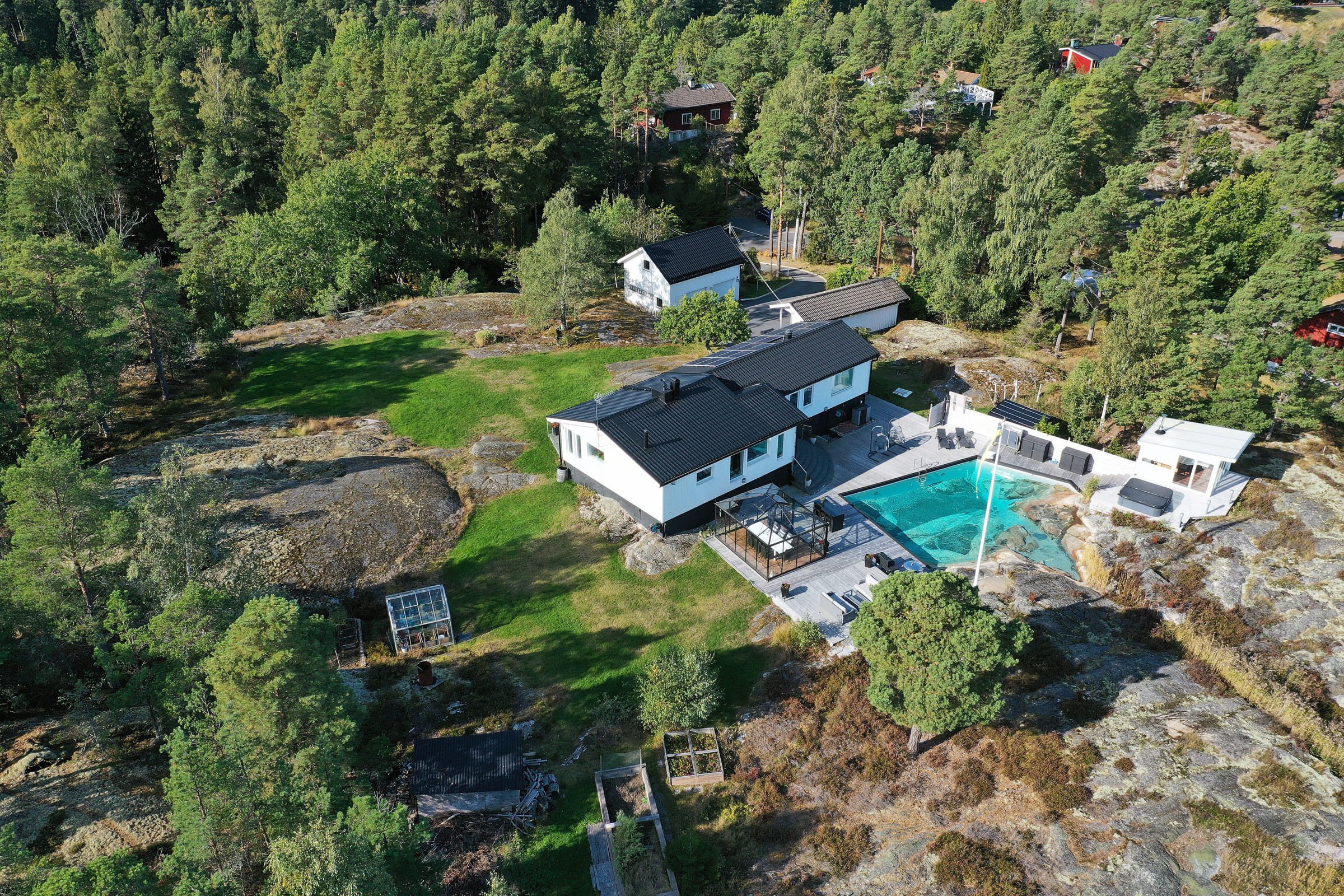 Luxusní dům s bazénem ve skále