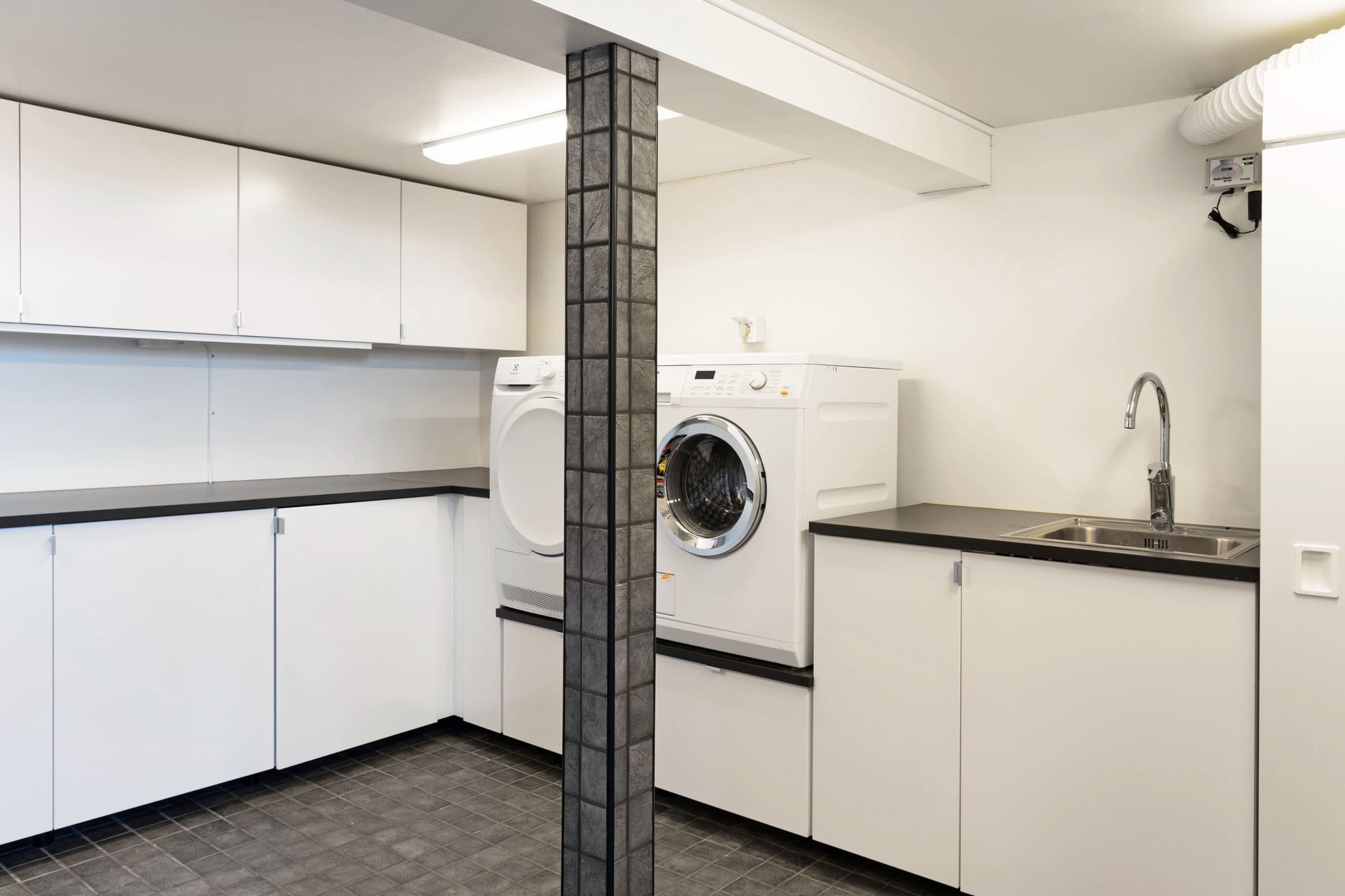 Luxusní dům s bazénem ve skále