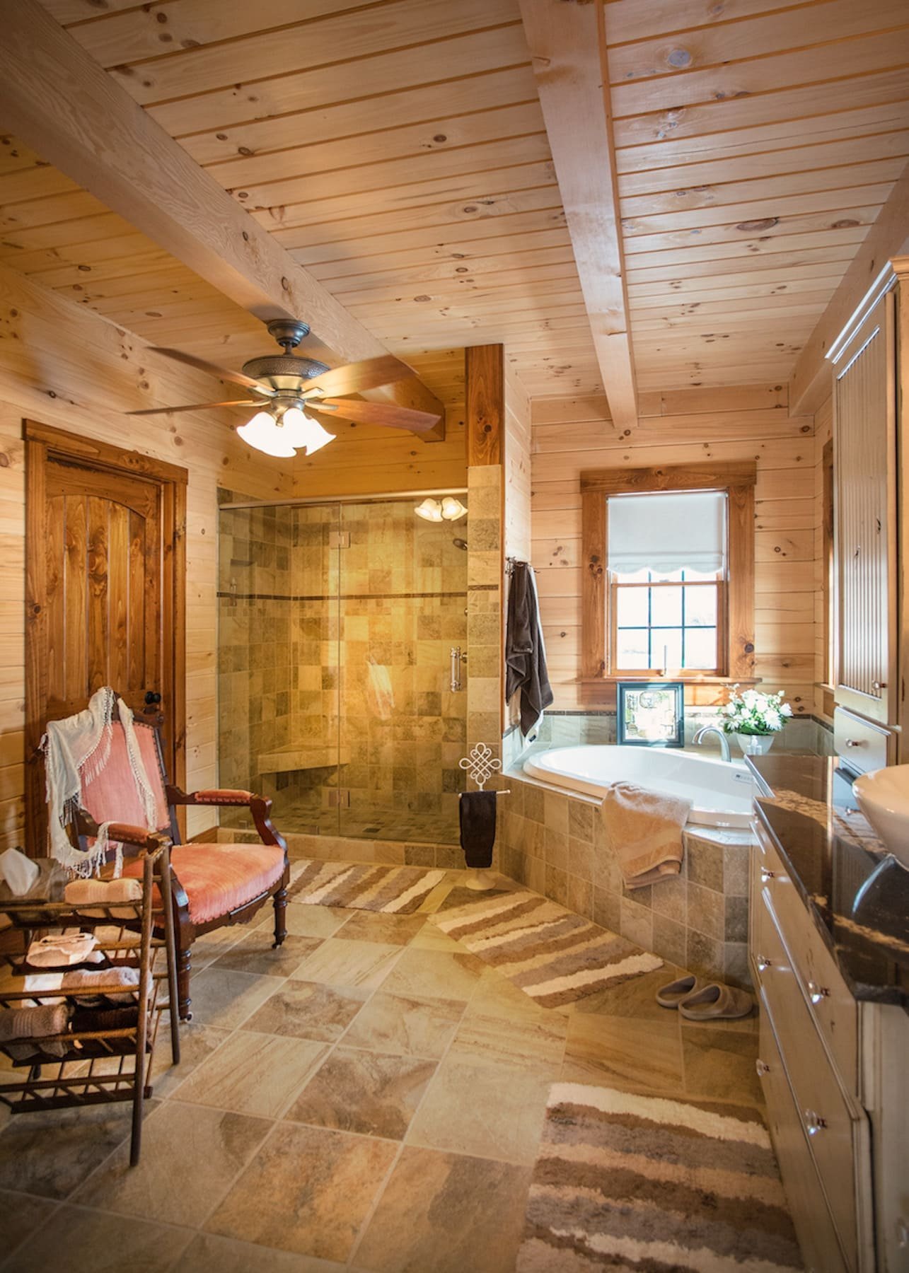 Luxusní srub s interiérem plným starožitných předmětů