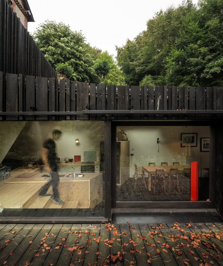 Minimalistická dostavba Black Wood House