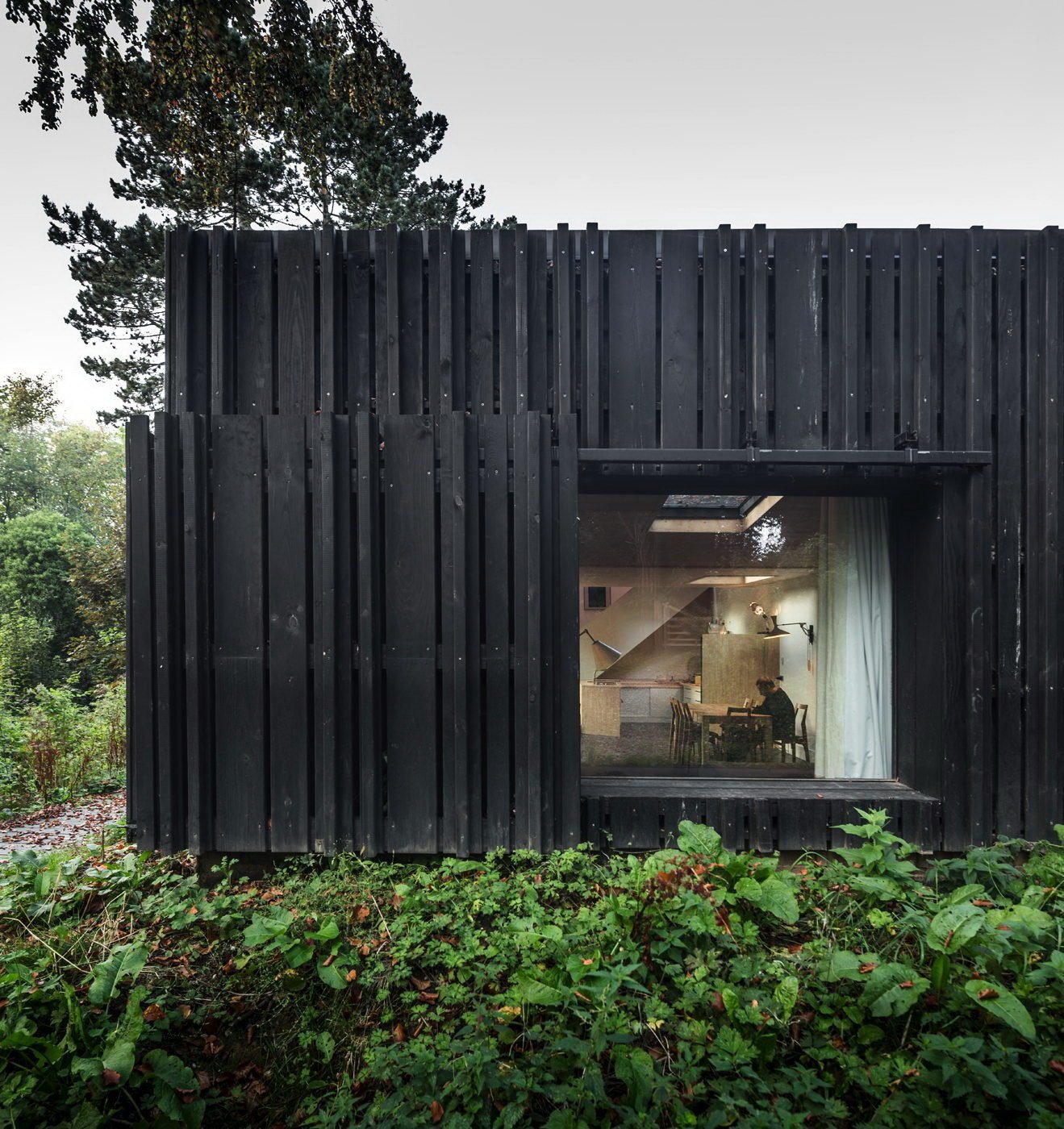 Minimalistická dostavba Black Wood House