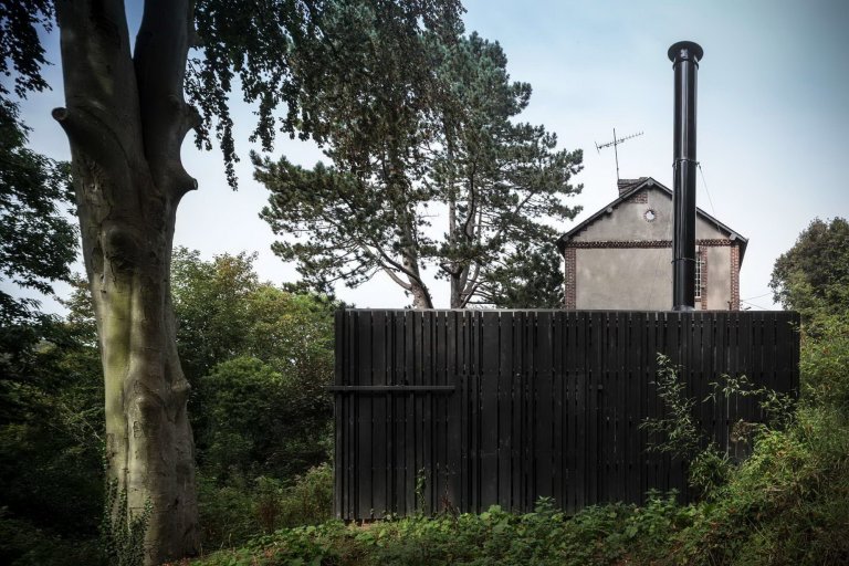 Minimalistická dostavba Black Wood House