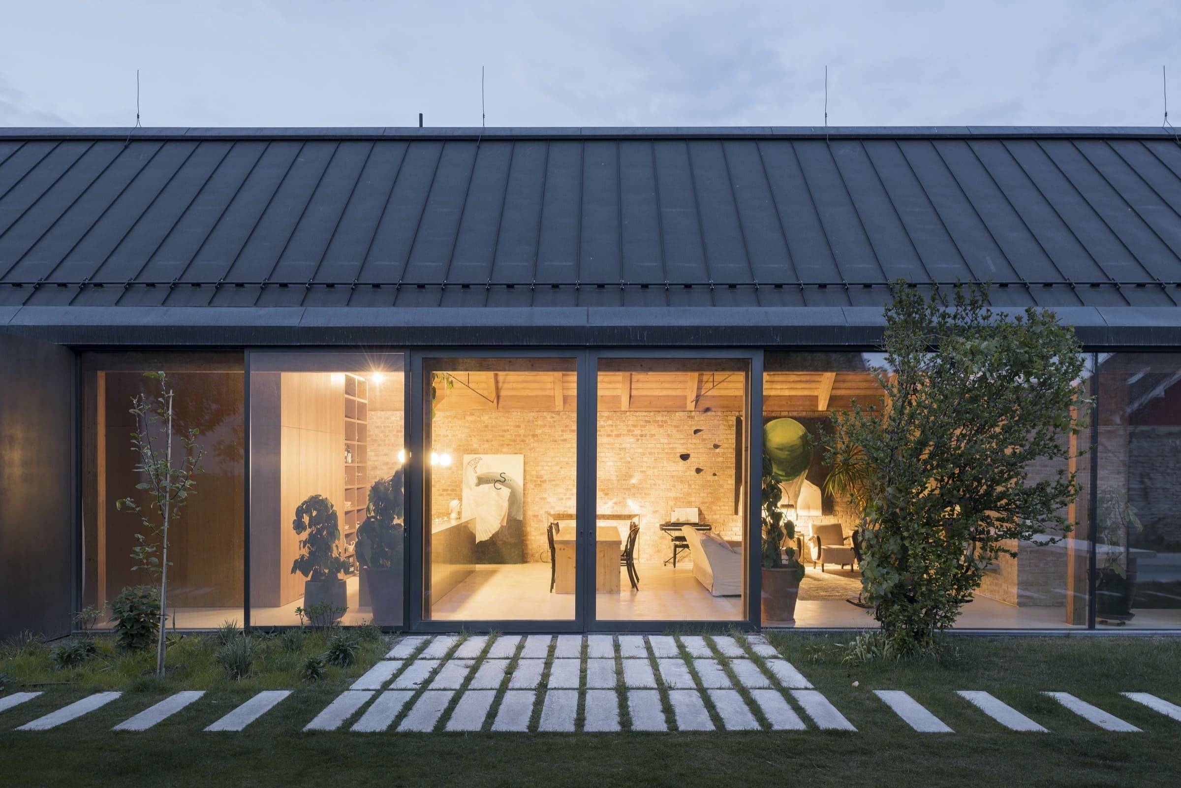 Moderní dům ze zrecyklovaného zdiva