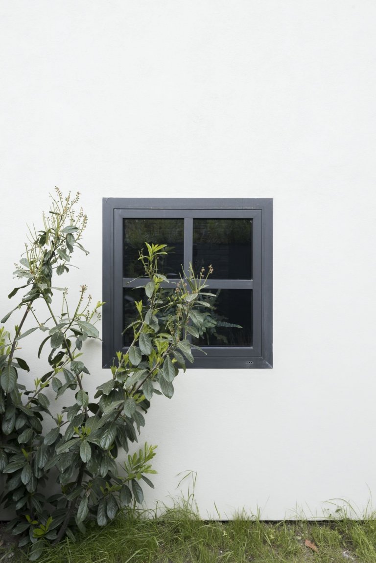 Moderní dům ze zrecyklovaného zdiva