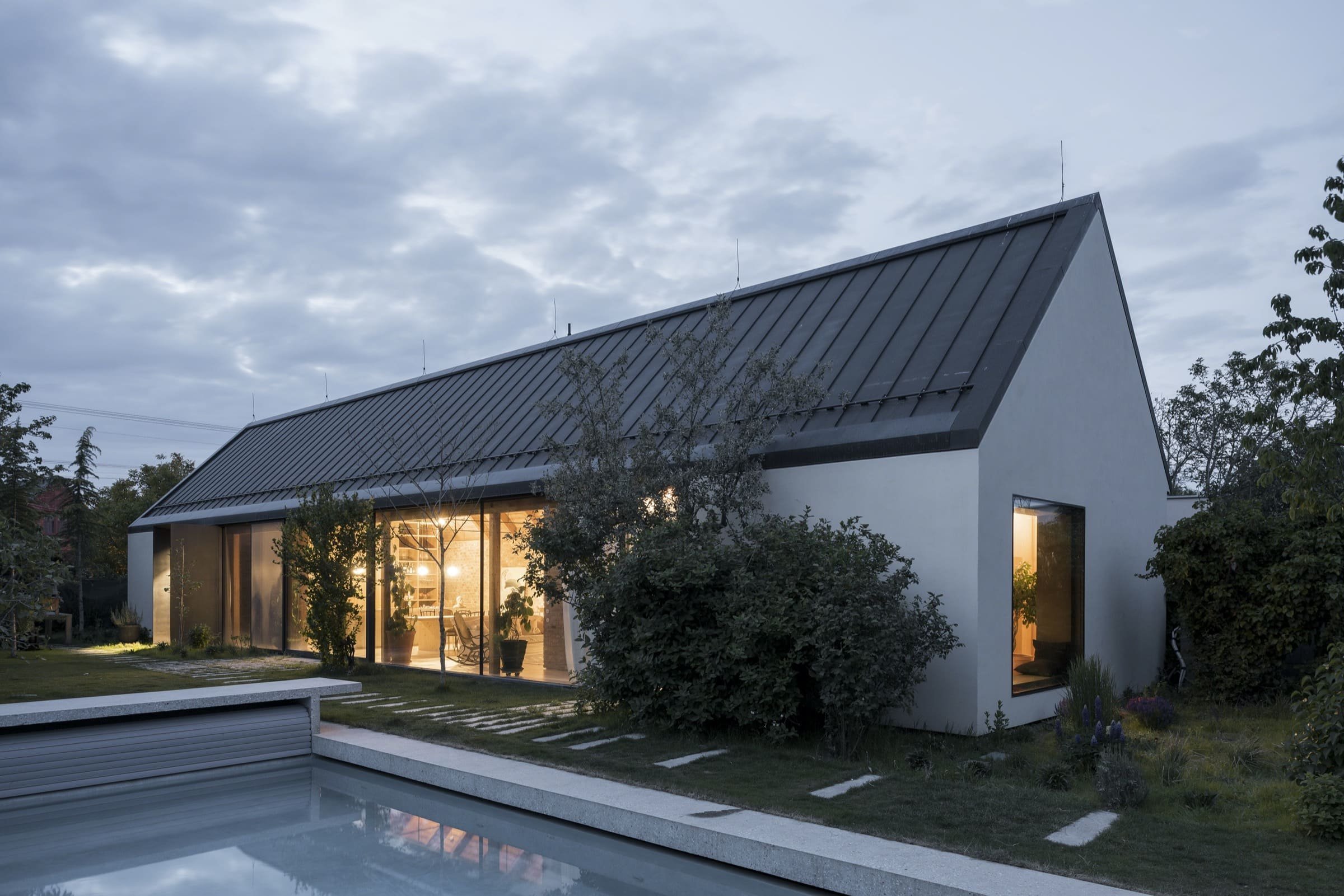 Původním záměrem bylo postavit víkendový - “štvrndelkový" dom. Časem se ukázalo, že většinu času tráví majitelé právě zde.