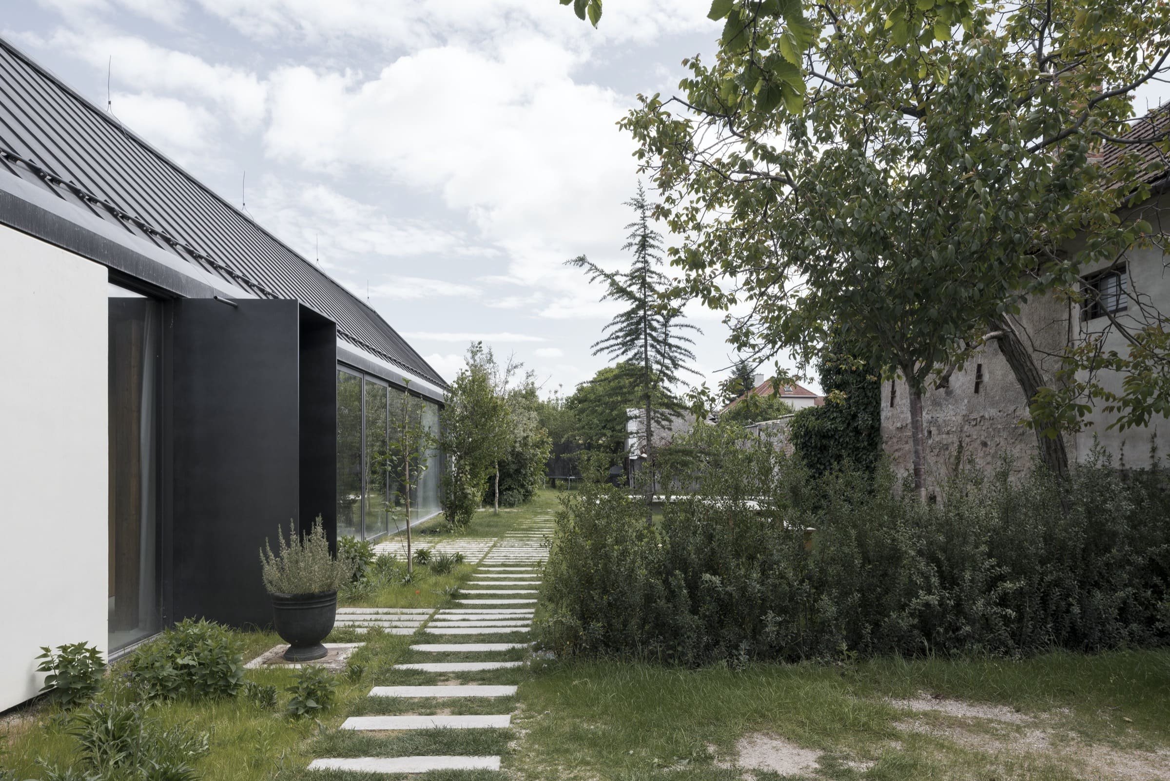 Moderní dům ze zrecyklovaného zdiva