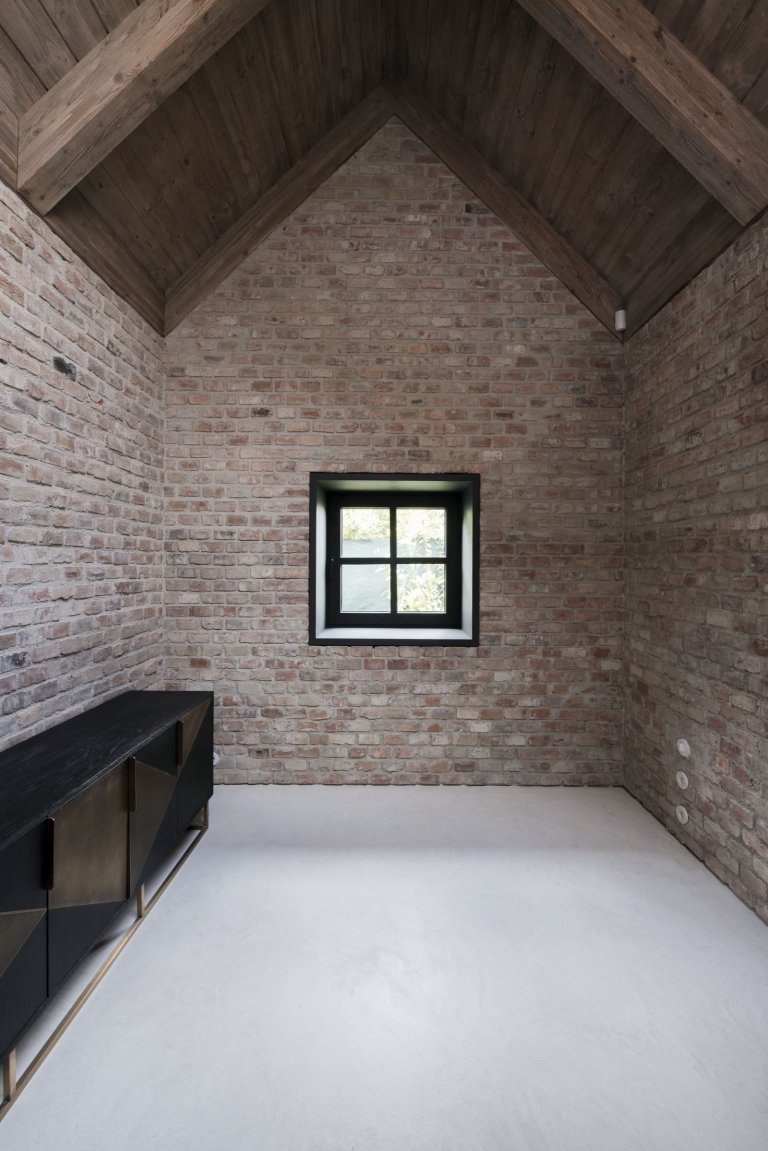 Moderní dům ze zrecyklovaného zdiva