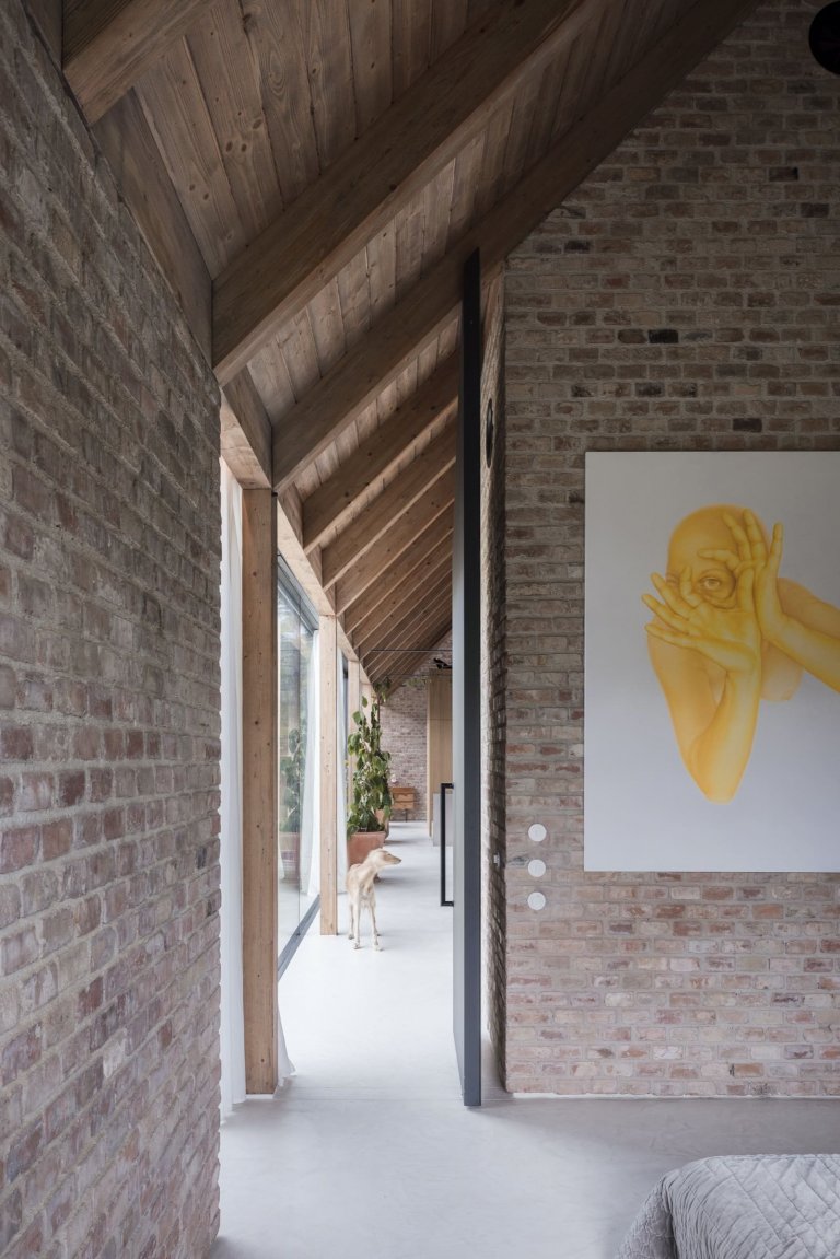 Moderní dům ze zrecyklovaného zdiva