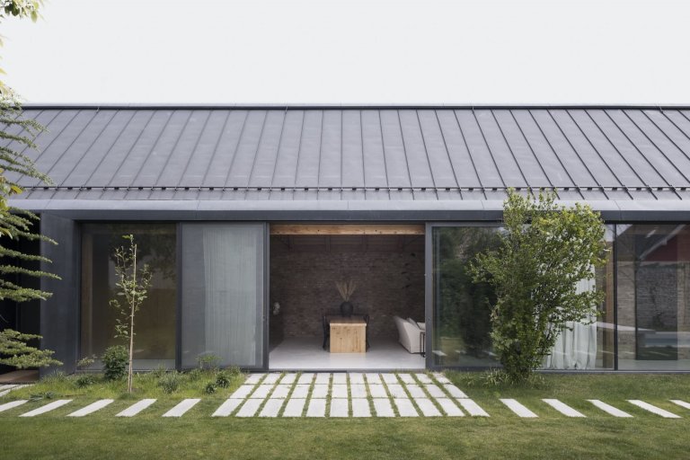 Moderní dům ze zrecyklovaného zdiva