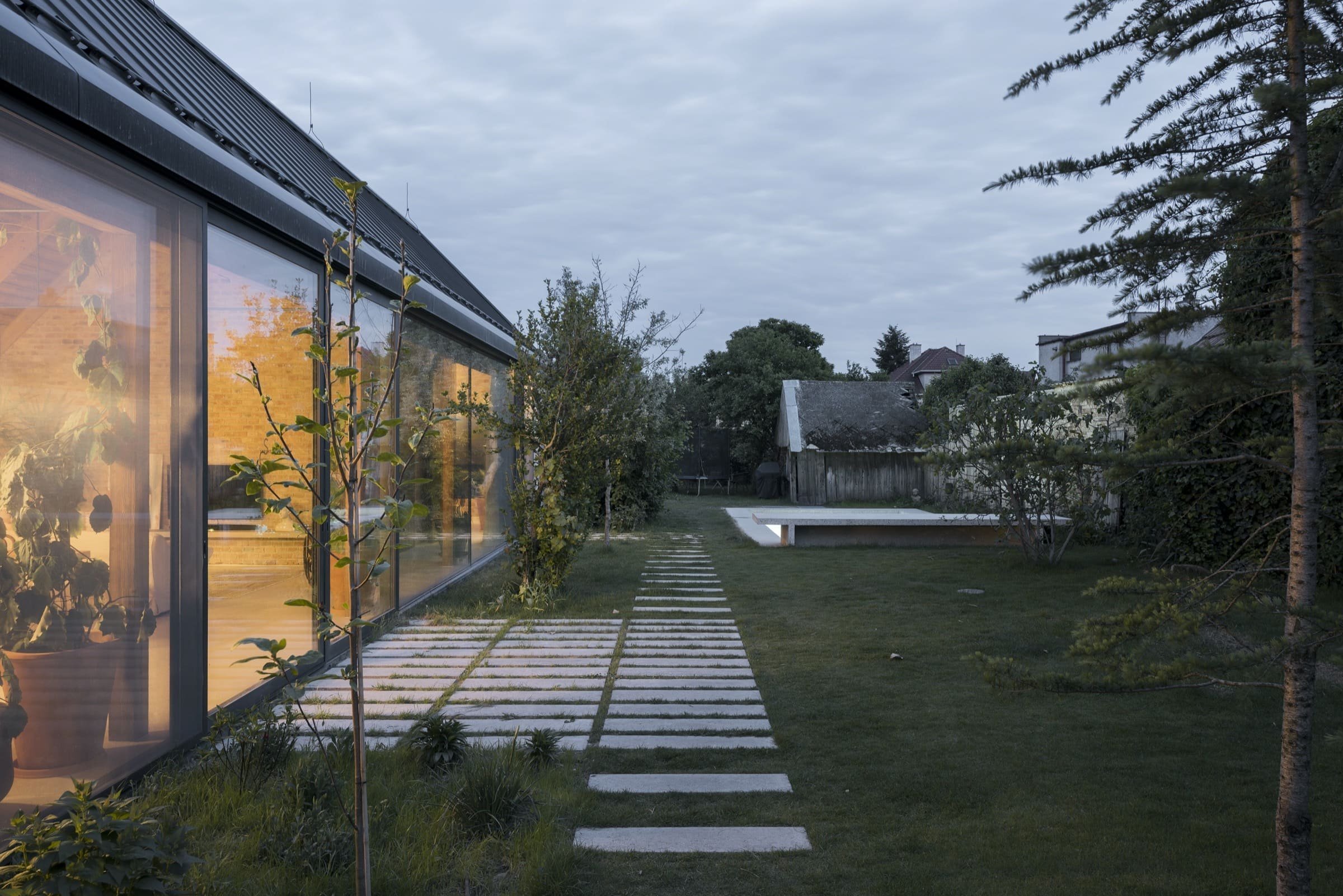 Moderní dům ze zrecyklovaného zdiva