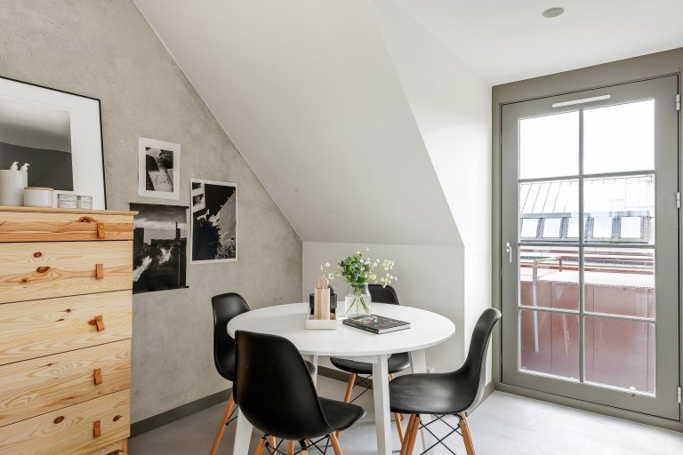 Moderní podkrovní byt ve Stockholmu