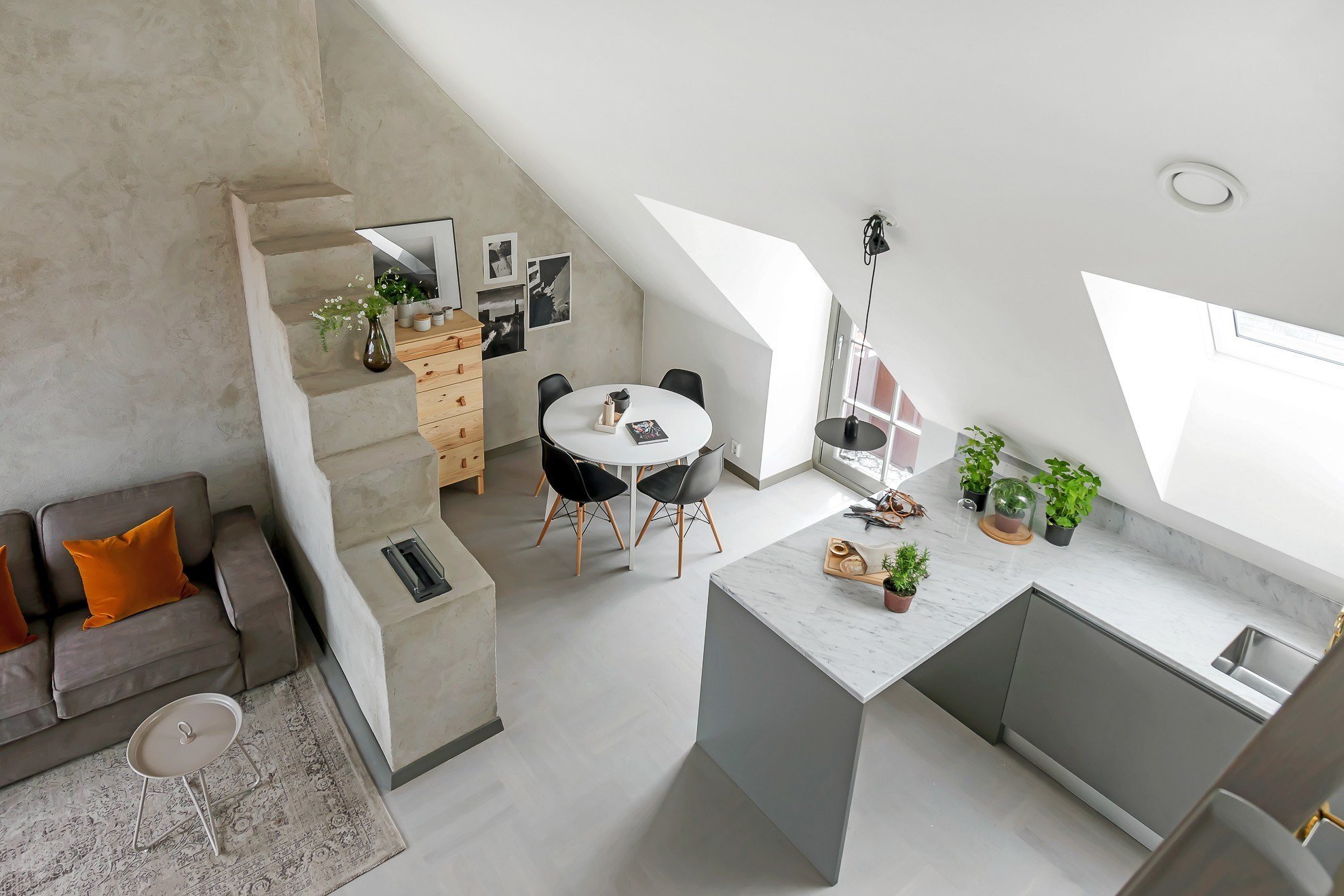 Moderní podkrovní byt ve Stockholmu