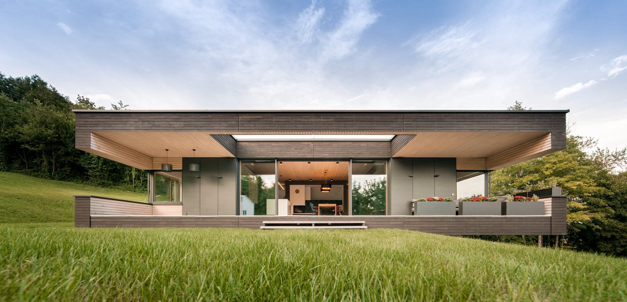 Moderní prefabrikovaná dřevostavba smontovaná na místě