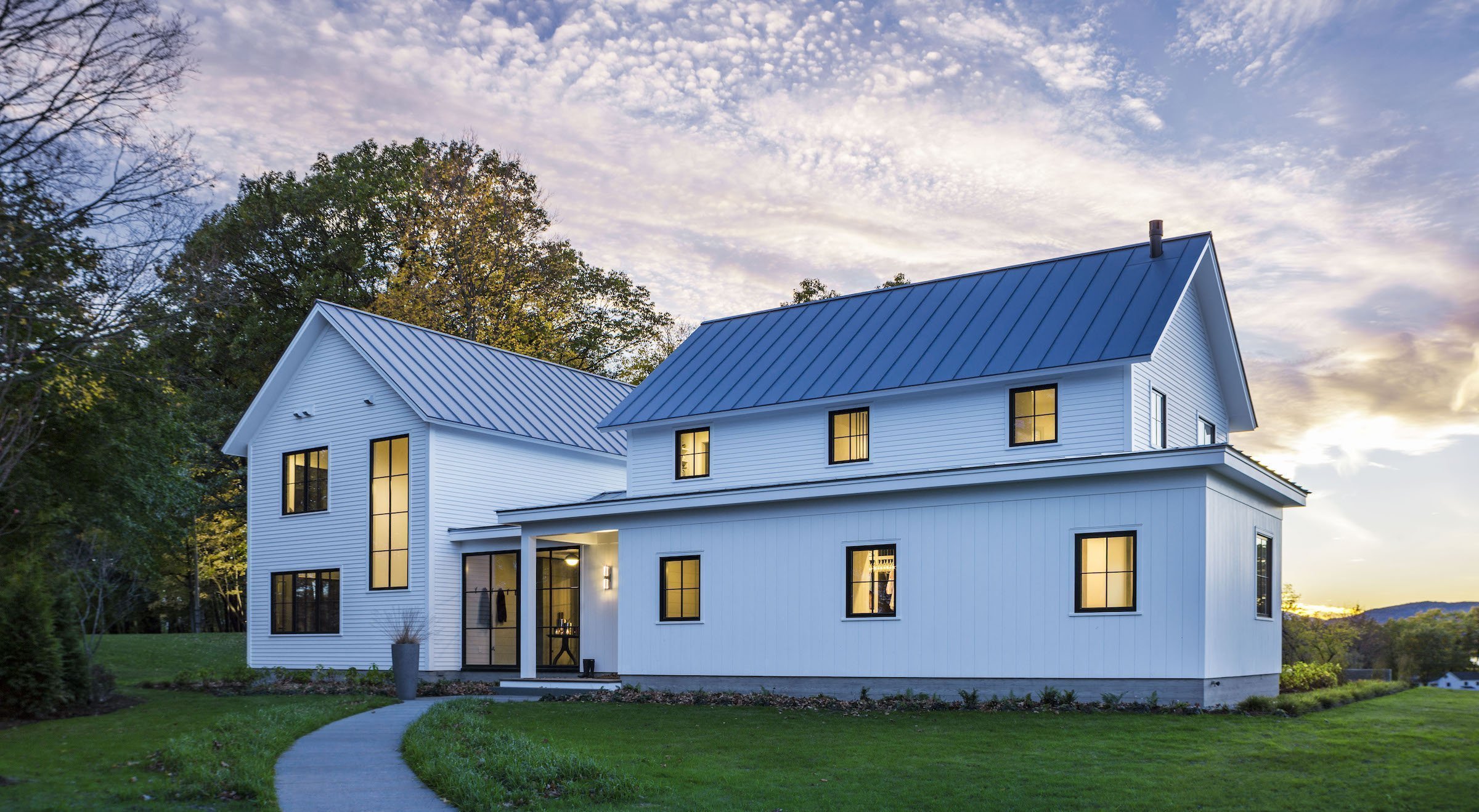 Moderní statek na břehu jezera