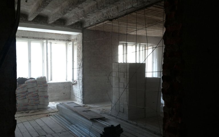 Náročná rekonstrukce poválečného bytu s vysokými stropy