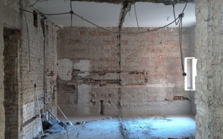 Náročná rekonstrukce poválečného bytu s vysokými stropy