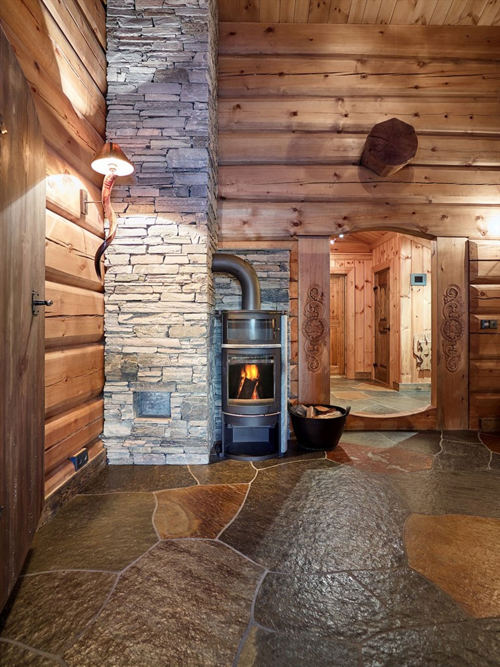 Norský srub s důrazem na řezbářskou práci