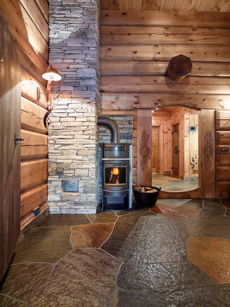 Norský srub s důrazem na řezbářskou práci