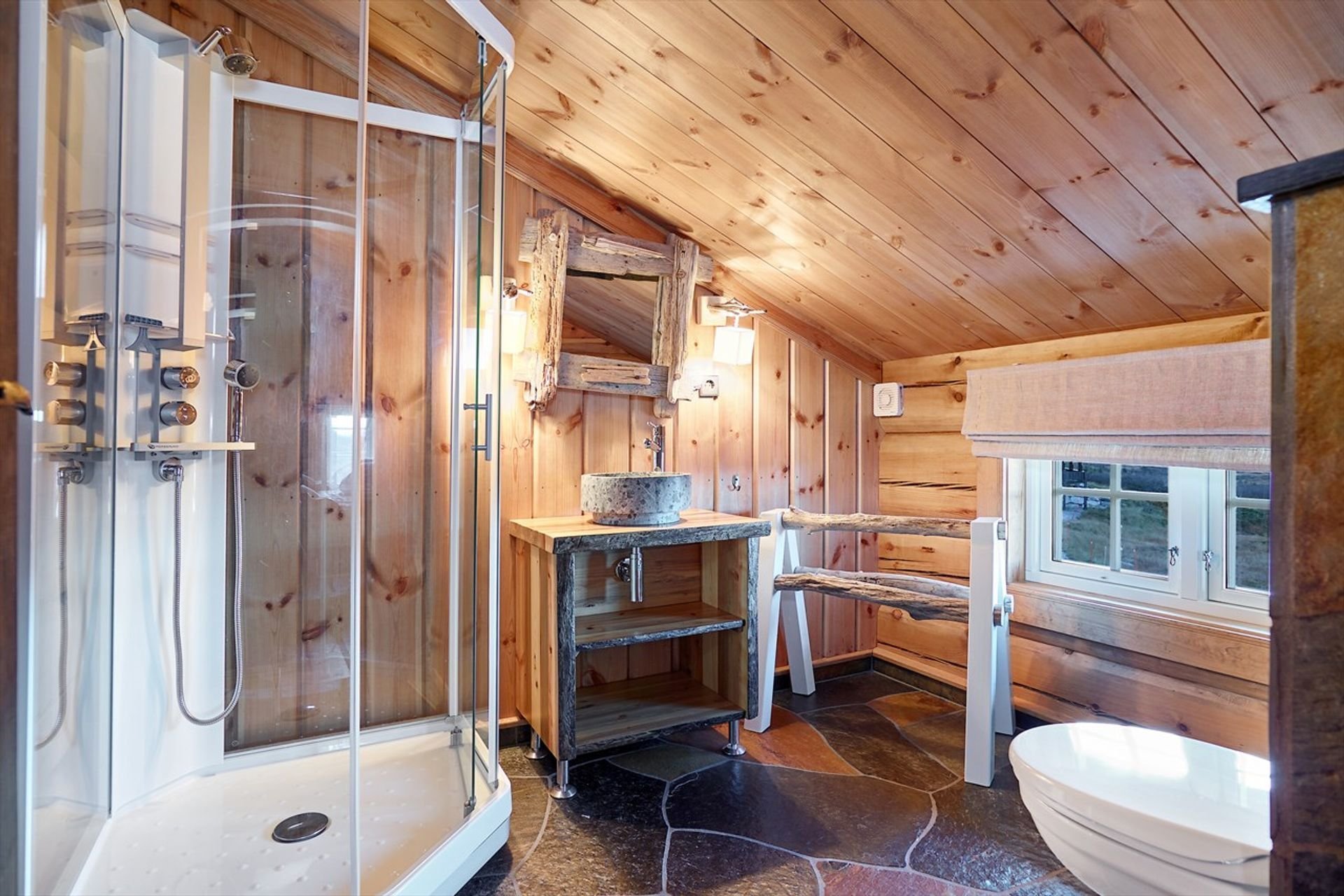 Norský srub s důrazem na řezbářskou práci