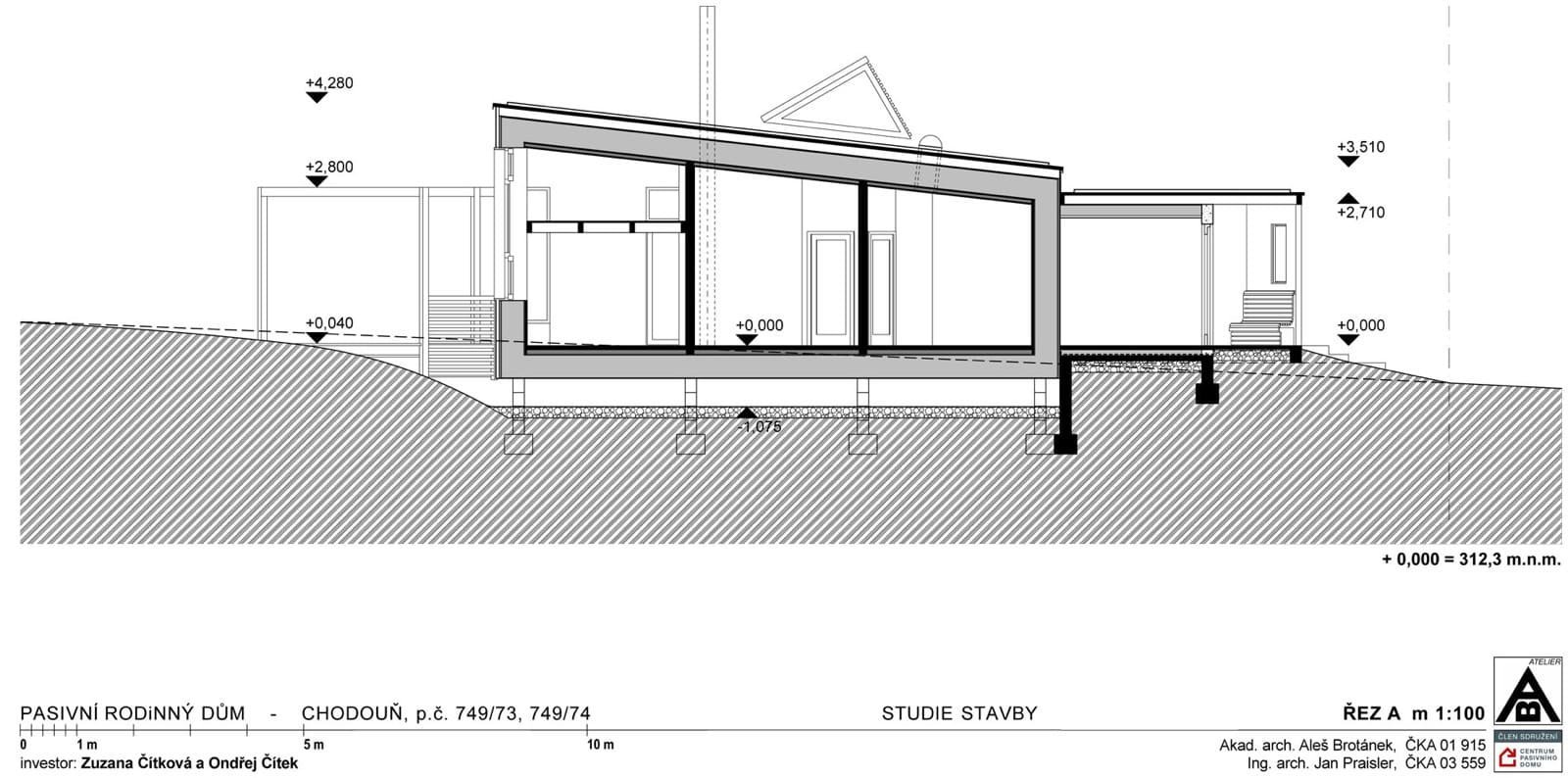 Pasivní dům plný dřeva a hlíny voní po bylinkách
