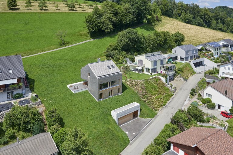 Pasivní rodinný dům ve strmém svahu