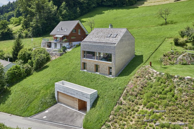 Pasivní rodinný dům ve strmém svahu