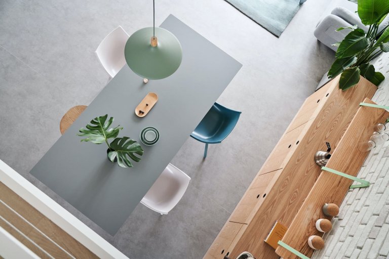 Podkrovní bydlení s galerií v pastelových barvách