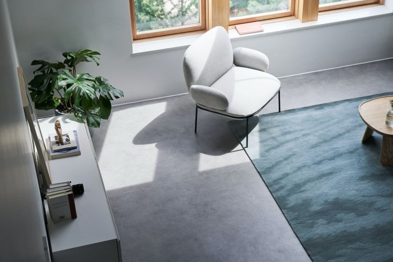 Podkrovní bydlení s galerií v pastelových barvách