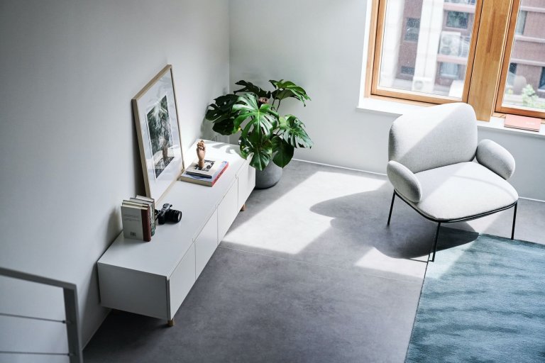 Podkrovní bydlení s galerií v pastelových barvách