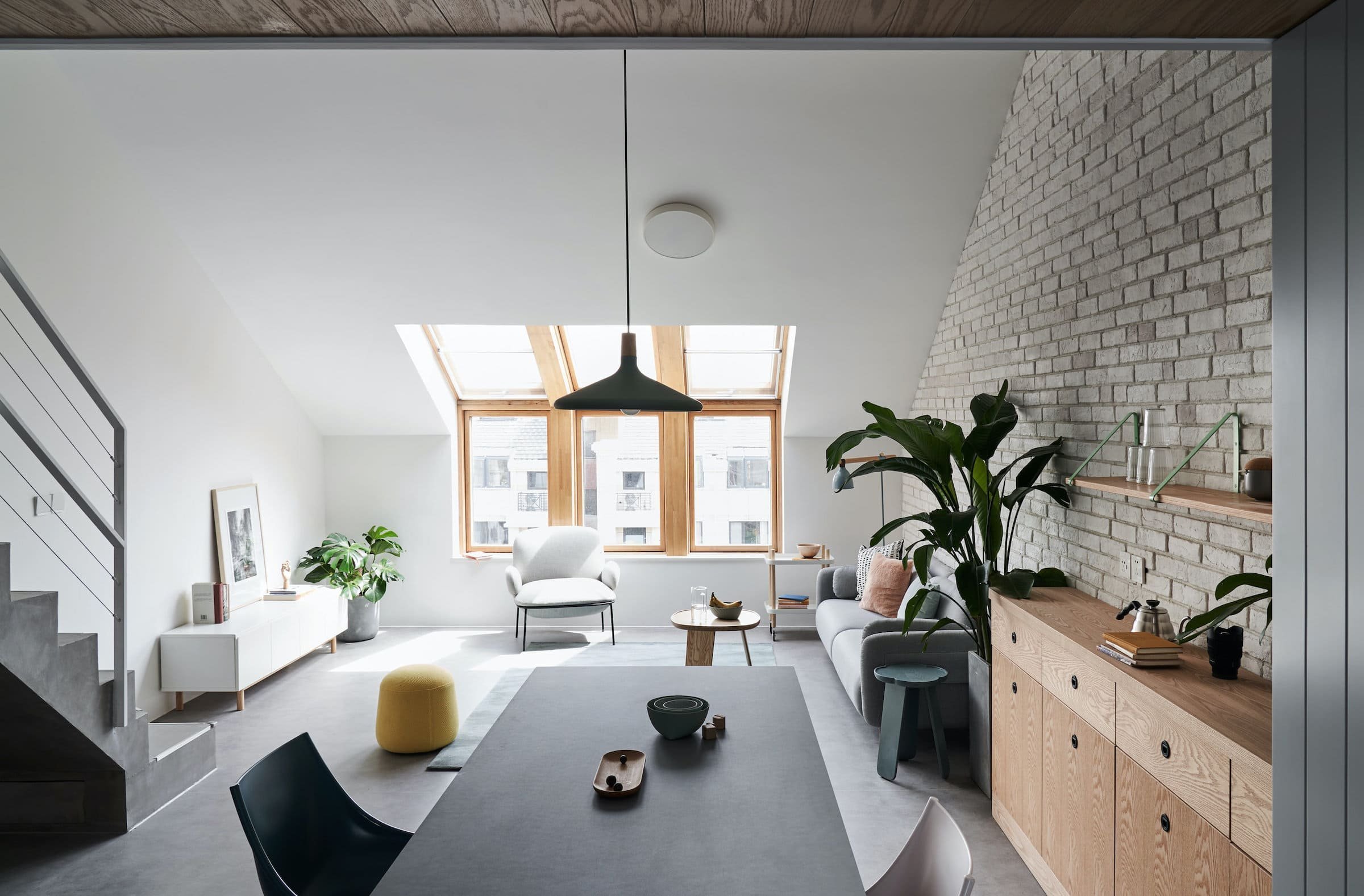 Podkrovní bydlení s galerií v pastelových barvách