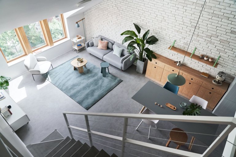 Podkrovní bydlení s galerií v pastelových barvách