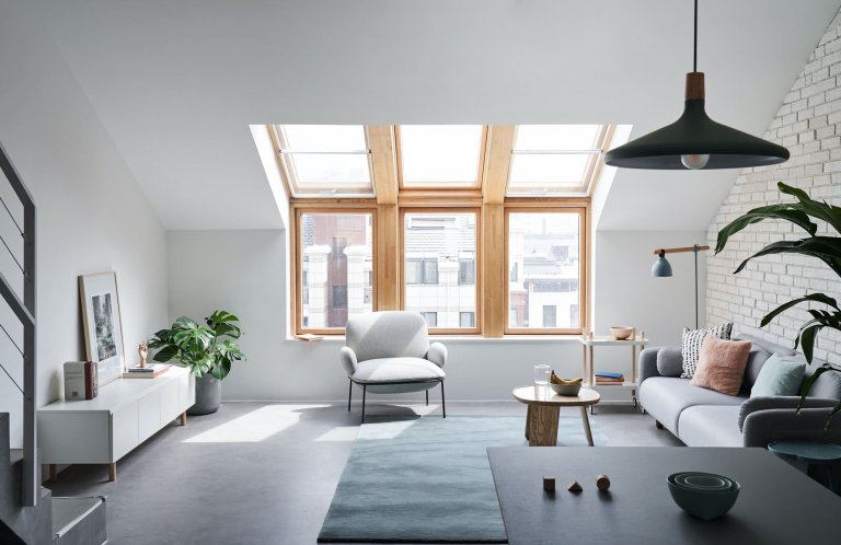 Podkrovní bydlení s galerií v pastelových barvách